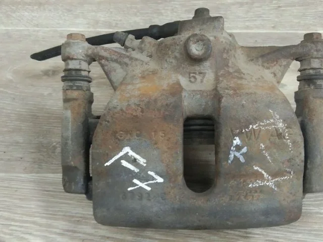 Суппорт передний правый для Skoda Octavia A7 на фотографиях