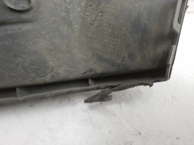 Заглушка ПТФ передняя правая для Volkswagen Polo IV Седан (9N2) 2003-2005 на фотографиях