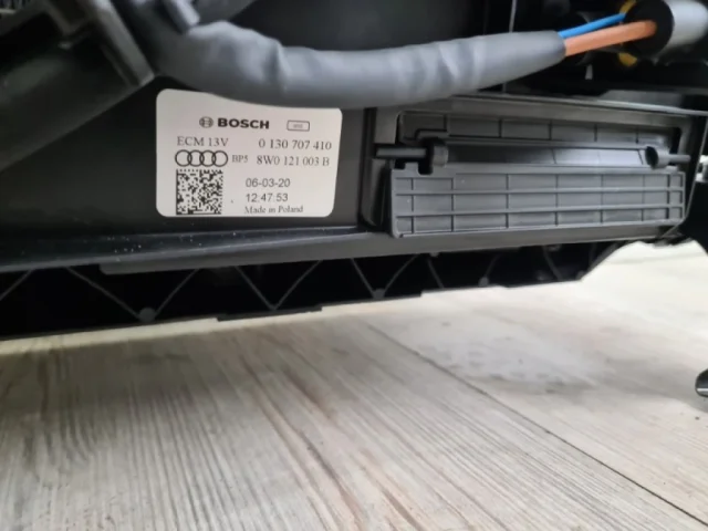 Панель радиатора (телевизор) для Audi Q8 4M 2018-2023 на фотографиях