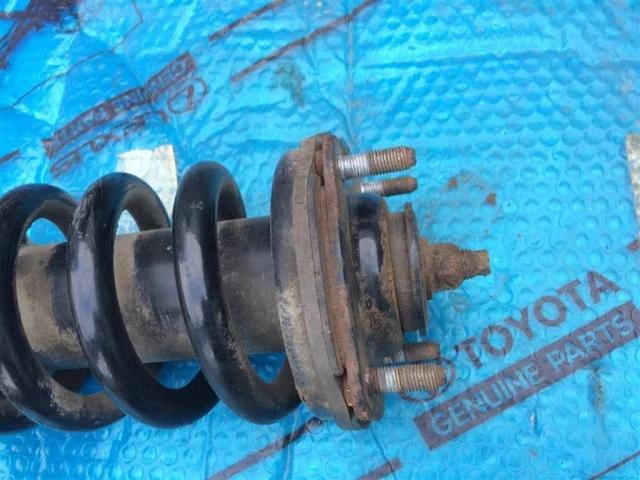 Амортизатор кабины пружинный передний левый для Toyota Land Cruiser 200 2007-2015 на фотографиях