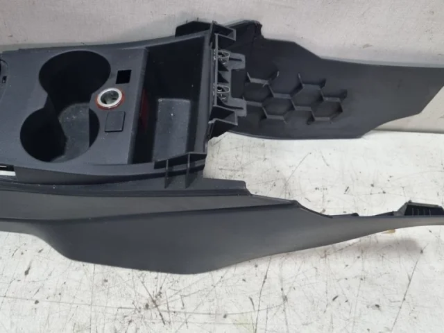 Крышка подлокотника для Volkswagen Polo V (6R) 2009-2014 на фотографиях