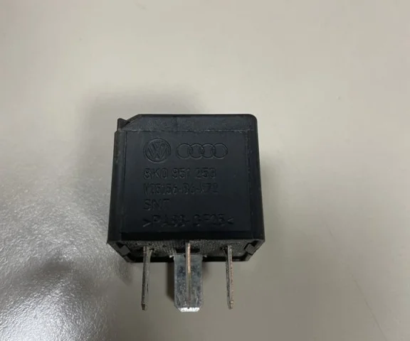 Реле компрессора пневмоподвески для Volkswagen Touareg II (7P5) 2010-2014 на фотографиях