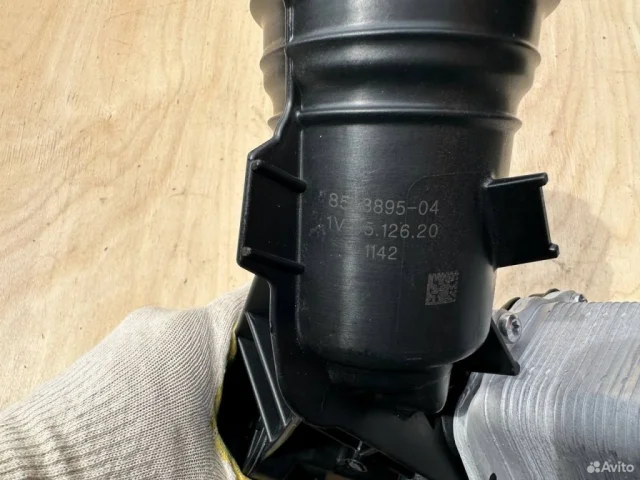 Масляный стакан для BMW 5er G30 2016-2023 на фотографиях