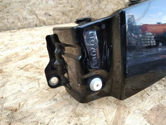 Крылья для Toyota Land Cruiser 200 (JDM) 2007-2013 на фотографиях