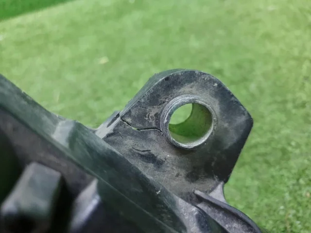 Крышка форсунки фароомывателя левая для Mercedes-Benz C class W204 2007-2014 на фотографиях