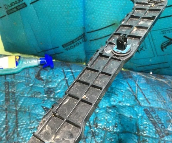 Направляющая бампера задняя правая для Toyota Land Cruiser 200 2007-2015 на фотографиях