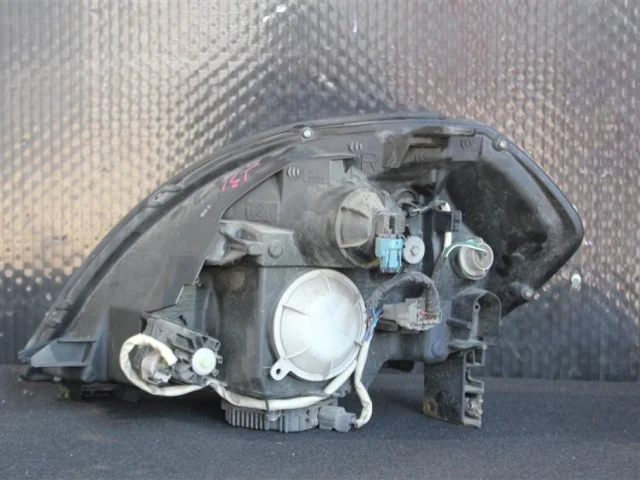 Фара правая для Nissan Teana J31 2003-2007 на фотографиях
