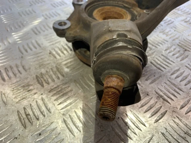 Кулак поворотный правый для Citroen C4 Хэтчбек 3dr 2004-2011 на фотографиях