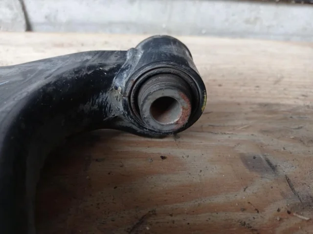 Рычаг передний левый верхний для Suzuki Grand Vitara 2005-2014 на фотографиях