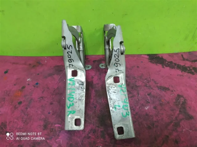 Петля капота правая для Volkswagen Passat (B7) 2010-2014 на фотографиях