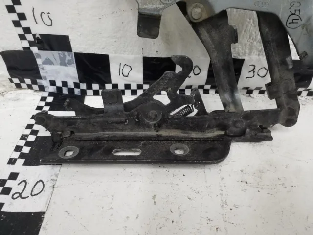 Петля капота левая для Audi Q5 8R 2008-2016 на фотографиях