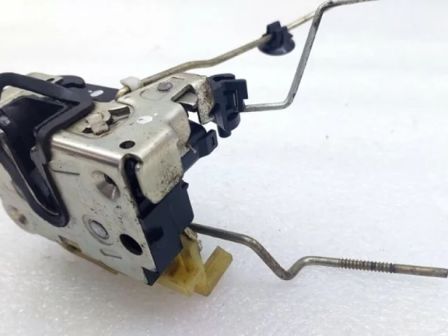 Уплотнитель передней правой двери для Renault Duster HS 2010-2015 на фотографиях