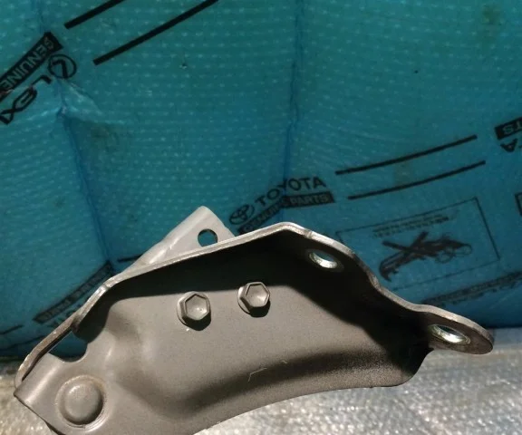 Петля капота левая для Toyota Land Cruiser 200 2007-2015 на фотографиях