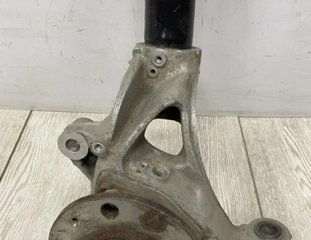 Кулак поворотный левый для Skoda Octavia A7 Tour на фотографиях