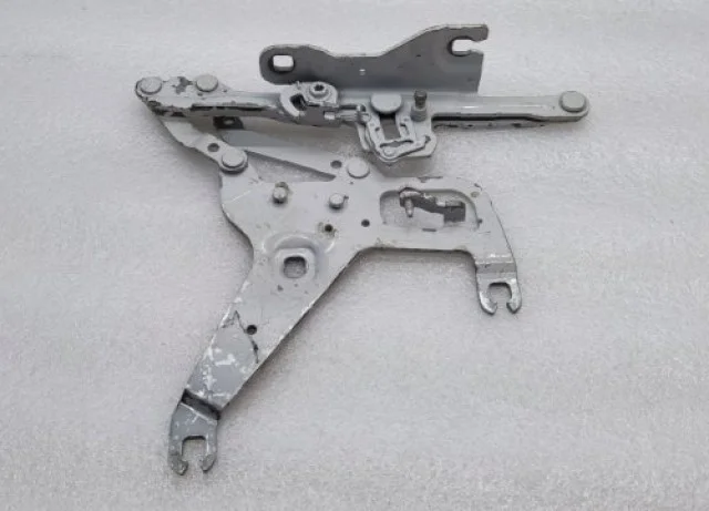 Петля капота левая для BMW X5 F15 (Ф15) 2013-2018 на фотографиях