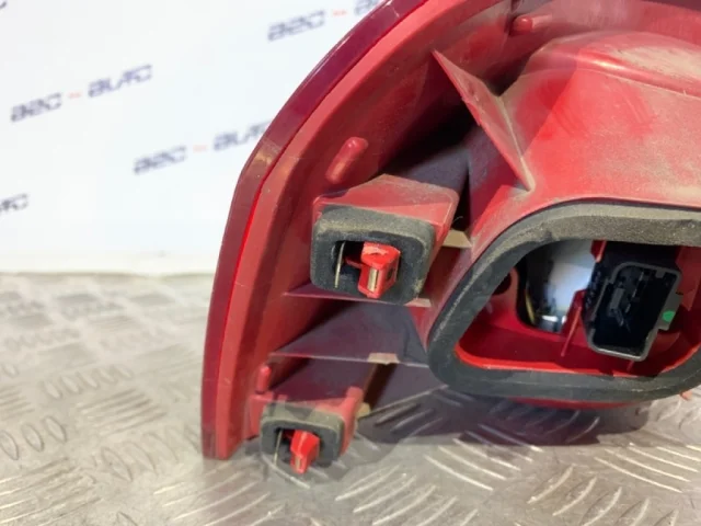 Фонарь внешний правый для Volkswagen Passat Variant (B6, Typ 3C) 2004-2010 на фотографиях