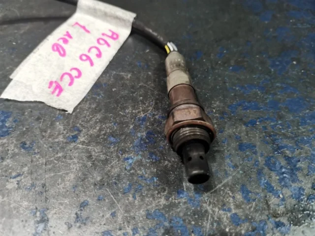 Лямбда-зонд (верхний) для Audi A6 C6 Avant 2004-2011 на фотографиях