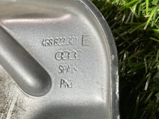 Петля капота левая для Audi A7 4G 2010-2014 на фотографиях