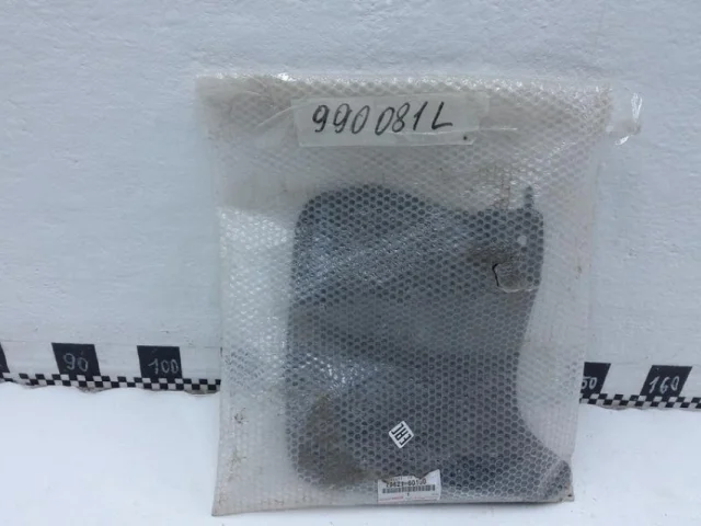 Брызговик передний правый для Toyota Land Cruiser 200 (JDM) 2007-2013 на фотографиях