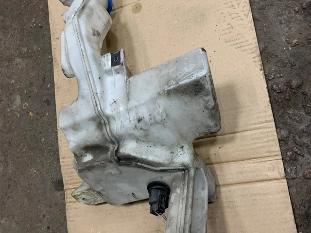 Бачок омывателя для Volkswagen Passat Variant (B6, Typ 3C) 2004-2010 на фотографиях