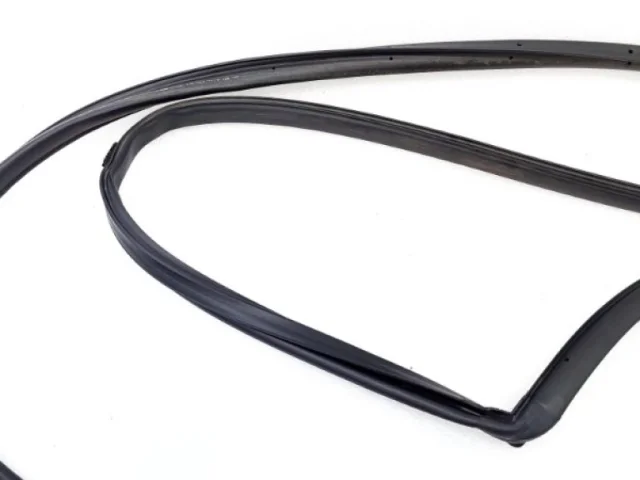 Уплотнитель задней левой двери для Kia Ceed 2 SW JD 2012-2016 на фотографиях