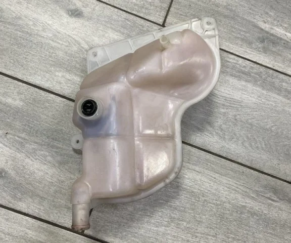 Расширительный бачок радиатора для Audi A4 B7 Avant 2004-2008 на фотографиях