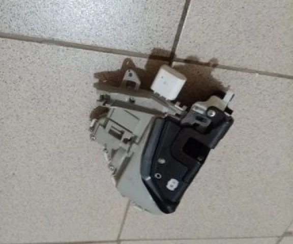 Уплотнитель передней правой двери для Audi A4 B8 2007-2015 на фотографиях