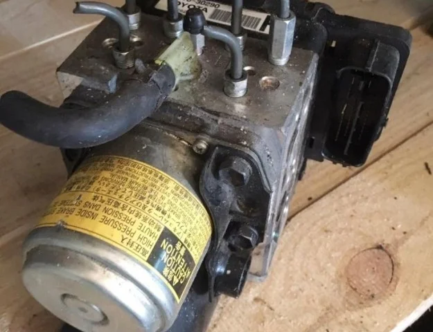 Блок ABS для Lexus IS Седан 300 rest XE30 2017-2019 на фотографиях