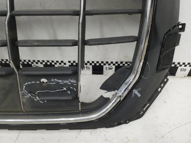 Решетка радиатора левая для Audi Q8 4M 2018-2023 на фотографиях