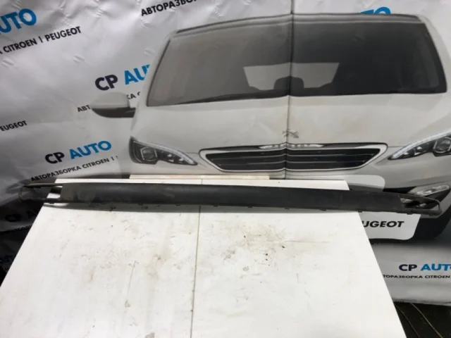 Накладка заднего бампера для Citroen C4 Хэтчбек 2010-2016 на фотографиях