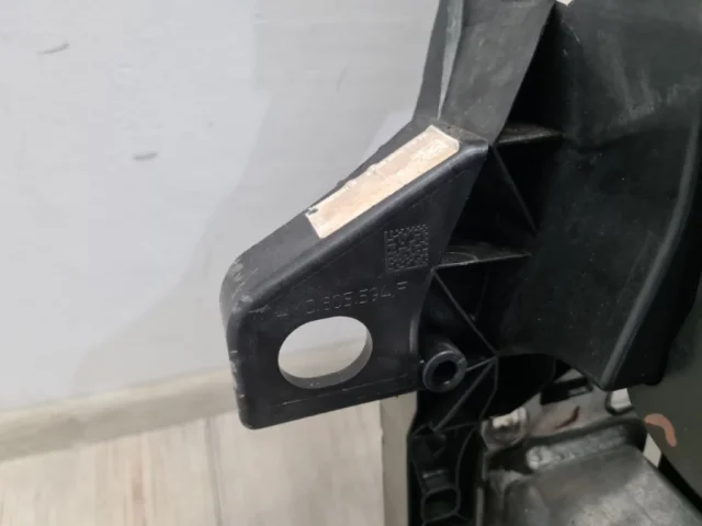 Панель радиатора (телевизор) для Audi Q8 4M 2018-2023 на фотографиях