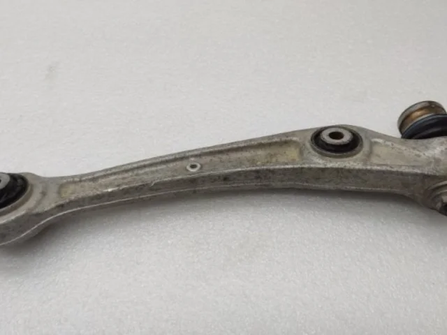 Качающийся рычаг левый для Audi A4 B8 2007-2015 на фотографиях