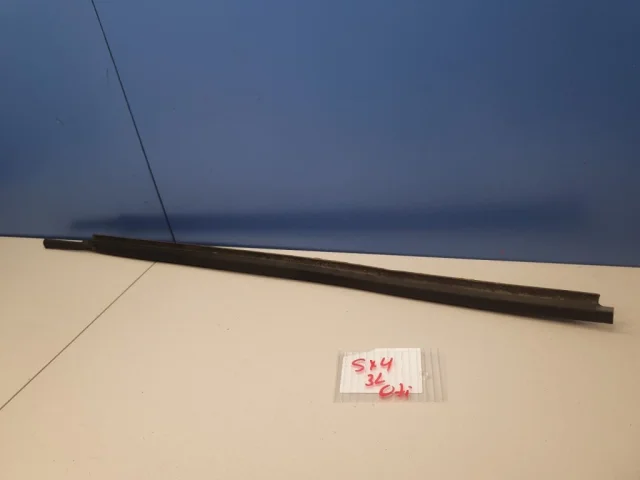 Молдинг двери задний левый для Suzuki SX4 2006-2009 на фотографиях