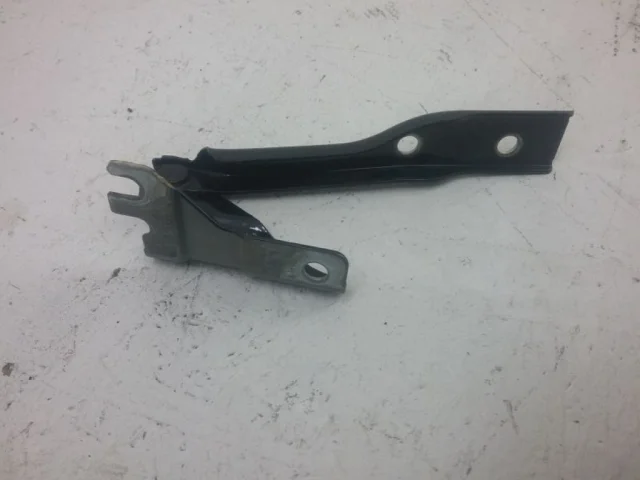 Петля капота левая для Audi Q5 8R 2008-2016 на фотографиях