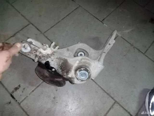 Цапфа задняя левая для Audi A6 C7 2010-2018 на фотографиях