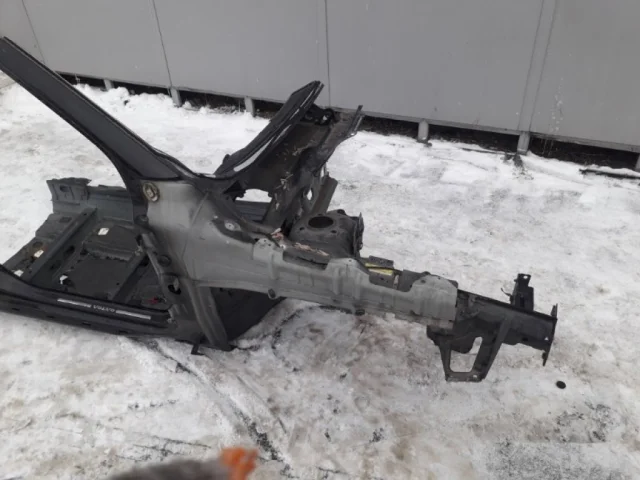 Уплотнитель передней правой двери для Volvo XC90 I C 2002-2014 на фотографиях