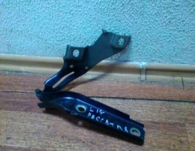 Петля капота левая для Volkswagen Passat (B8) 2014-2019 на фотографиях