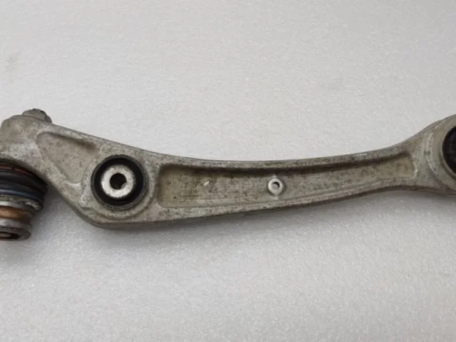 Качающийся рычаг левый для Audi A4 B8 2007-2015 на фотографиях