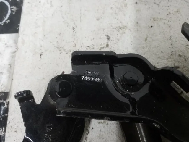 Петля капота левая для BMW 3er G20 2018+ на фотографиях