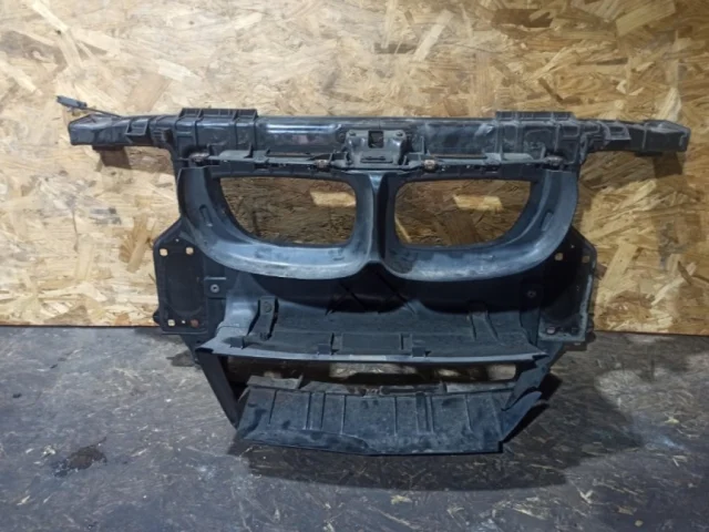 Панель радиатора (телевизор) для BMW 1er Е81 2007-2012 на фотографиях