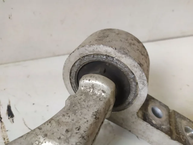 Качающийся рычаг правый для Nissan X-Trail T30 RU 2001-2007 на фотографиях