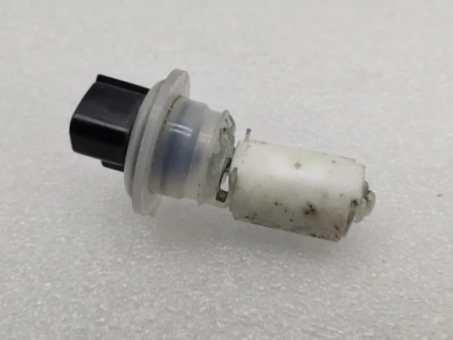 Датчик уровня жидкости бачка омывателя для Toyota RAV4 XA40 rest 2015-2019 на фотографиях