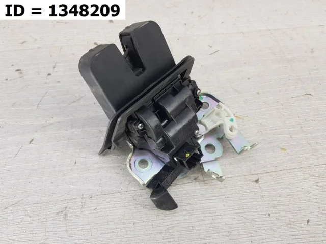 Замок багажника для Skoda Octavia A7 Tour на фотографиях