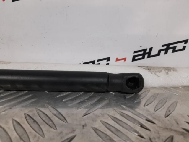 Амортизатор капота правый для Volkswagen Passat (B6, Typ 3C) 2005-2010 на фотографиях