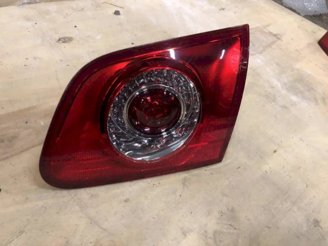 Фонарь внутренний правый для Volkswagen Passat Variant (B6, Typ 3C) 2004-2010 на фотографиях