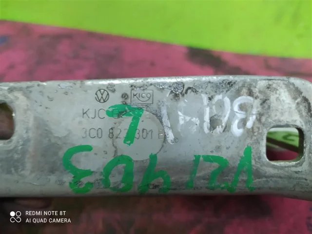 Петля капота правая для Volkswagen Passat (B7) 2010-2014 на фотографиях