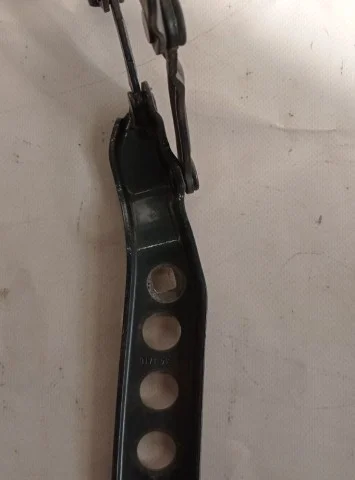 Петля капота правая для Skoda Octavia A5 на фотографиях