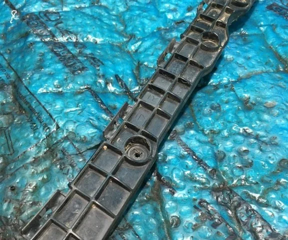 Направляющая бампера задняя правая для Toyota Land Cruiser 200 2007-2015 на фотографиях