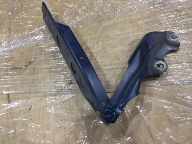 Петля капота правая для Audi A7 4G 2010-2014 на фотографиях