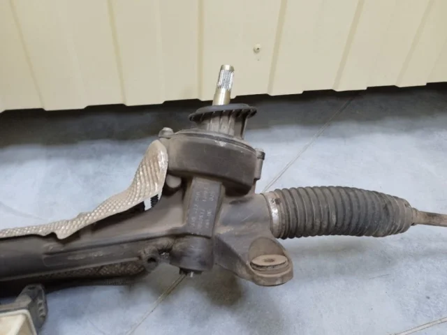 Пыльник рулевой рейки для Volkswagen Passat (B6, Typ 3C) 2005-2010 на фотографиях